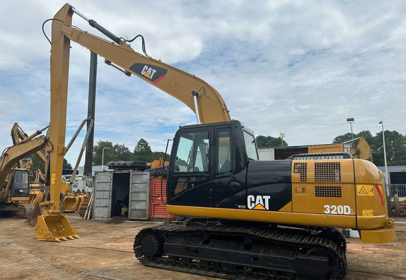 Аренда гусеничного экскаватора CAT 320 DL с длинной стрелой в Москве и Московской области