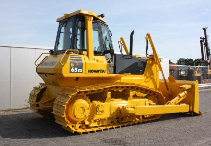 Аренда бульдозера Komatsu D65EX для планировки и разработки грунта в Москве и Московской области